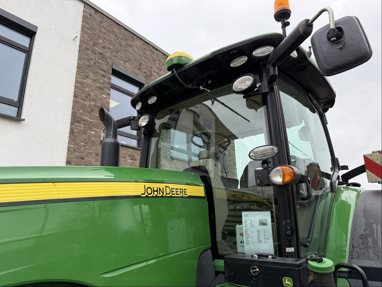 Farm tractor John Deere 8370 R: picture 8