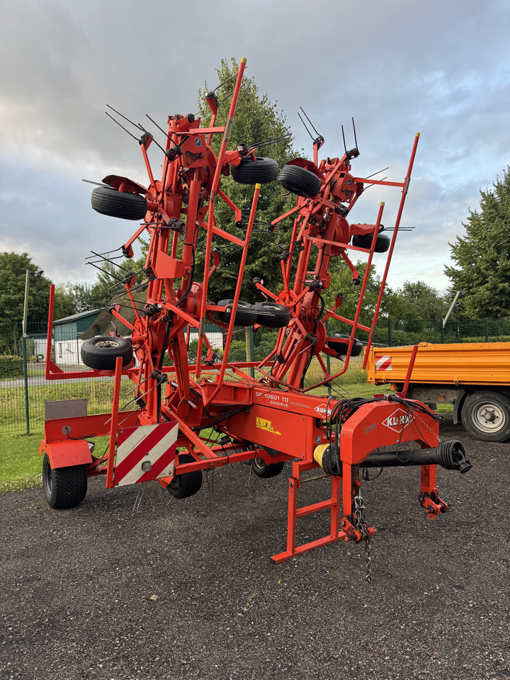 Kuhn GF 10601 T - Tedder/ Rake: picture 1 Kuhn GF 10601 T - Tedder/ Rake: picture 1