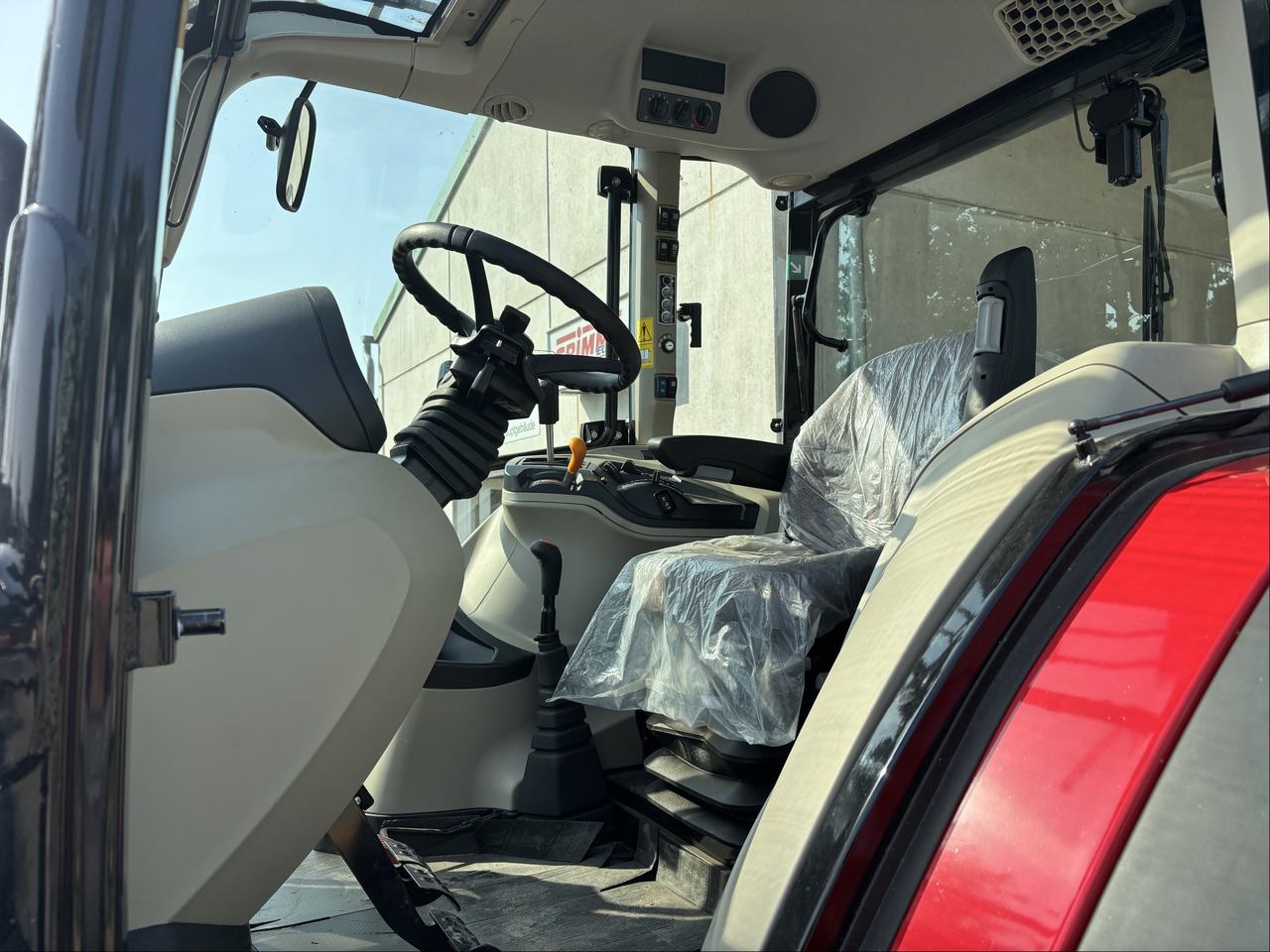 Massey Ferguson 5712M 4WD Cab Essential - Farm tractor: picture 2 Massey Ferguson 5712M 4WD Cab Essential - Farm tractor: picture 2