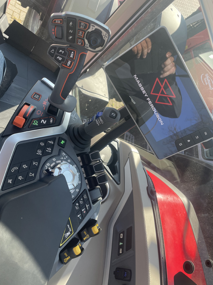 Massey Ferguson 8S.245 Dyna-VT EXCLUSIVE - Farm tractor: picture 2 Massey Ferguson 8S.245 Dyna-VT EXCLUSIVE - Farm tractor: picture 2