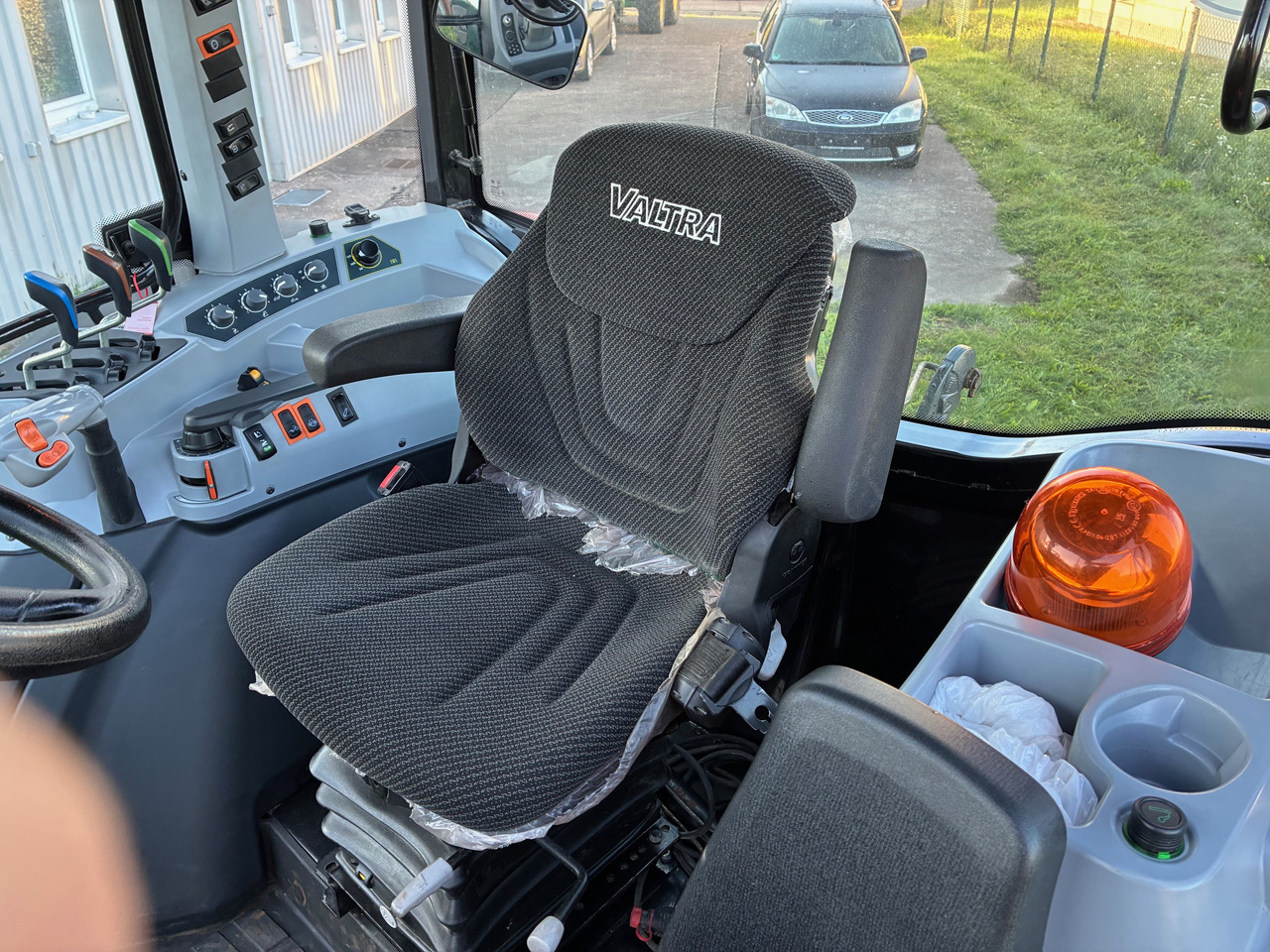 Valtra A114MH4 AC 71.5 - Farm tractor: picture 4 Valtra A114MH4 AC 71.5 - Farm tractor: picture 4