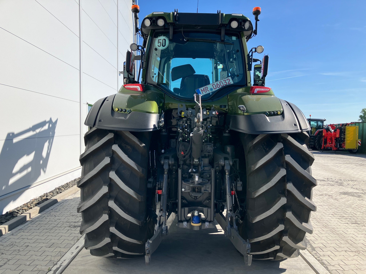 Valtra Q285 - Farm tractor: picture 3 Valtra Q285 - Farm tractor: picture 3