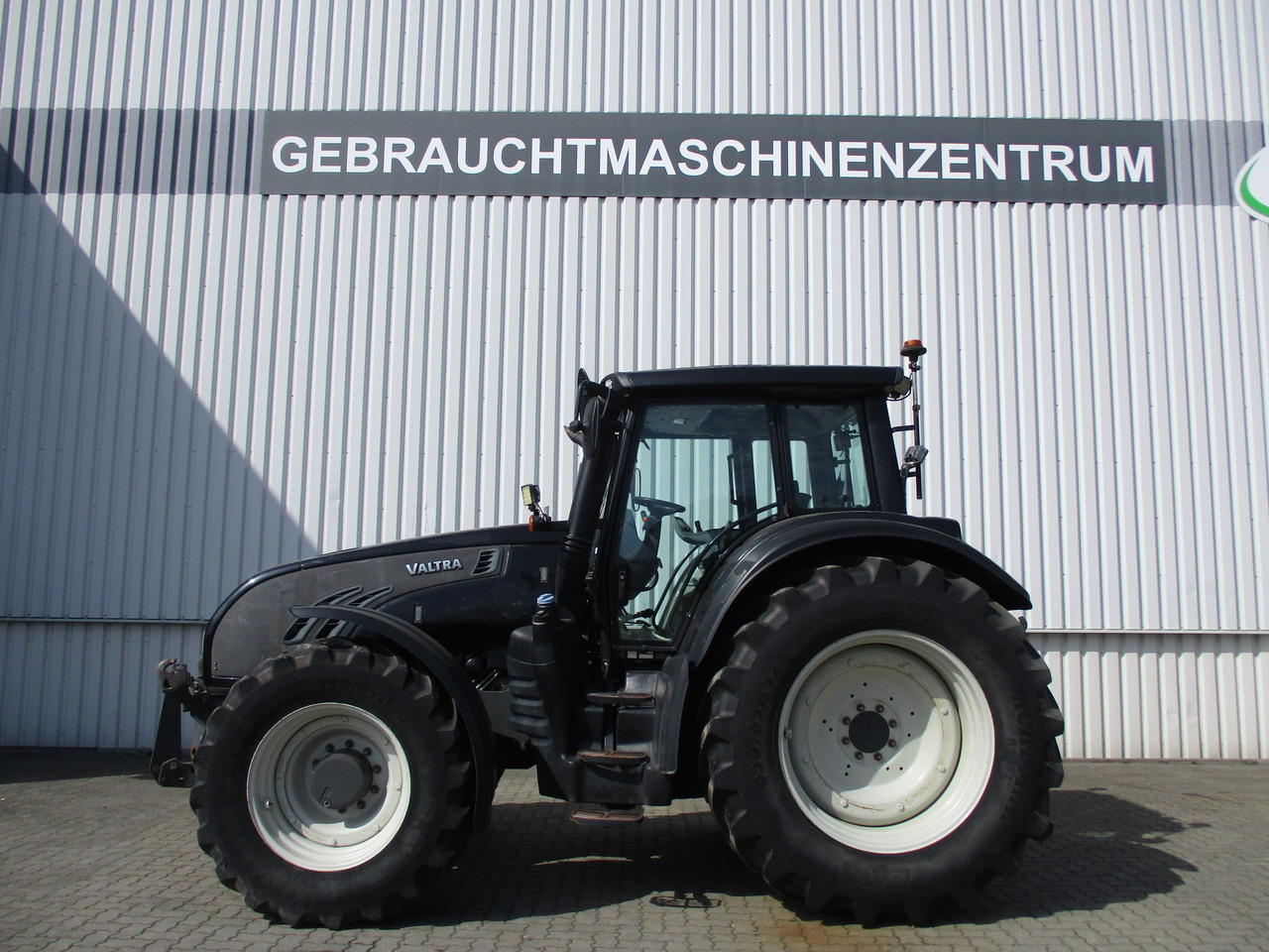 Valtra T 213 - Farm tractor: picture 1 Valtra T 213 - Farm tractor: picture 1