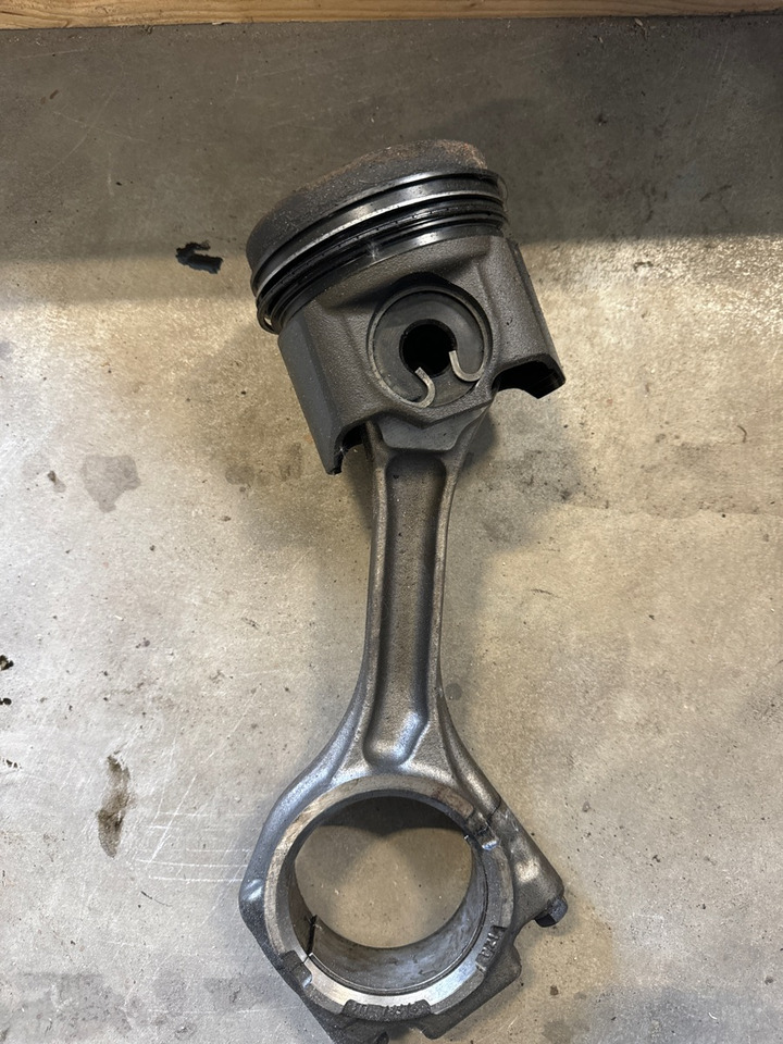 DAF CONROD 2104874 + PISTONS 2132582 - Engine and parts for Truck: picture 1 DAF CONROD 2104874 + PISTONS 2132582 - Engine and parts for Truck: picture 1