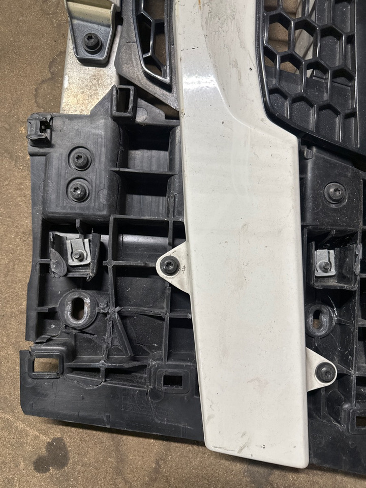 SCANIA NGR GRILL LOWER - Body and exterior for Truck: picture 2 SCANIA NGR GRILL LOWER - Body and exterior for Truck: picture 2