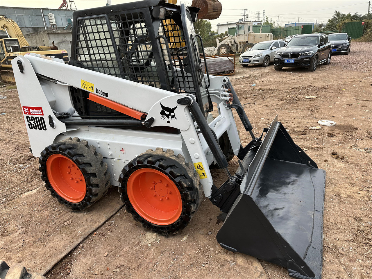 BOBCAT S300 - Skid steer loader: picture 1 BOBCAT S300 - Skid steer loader: picture 1
