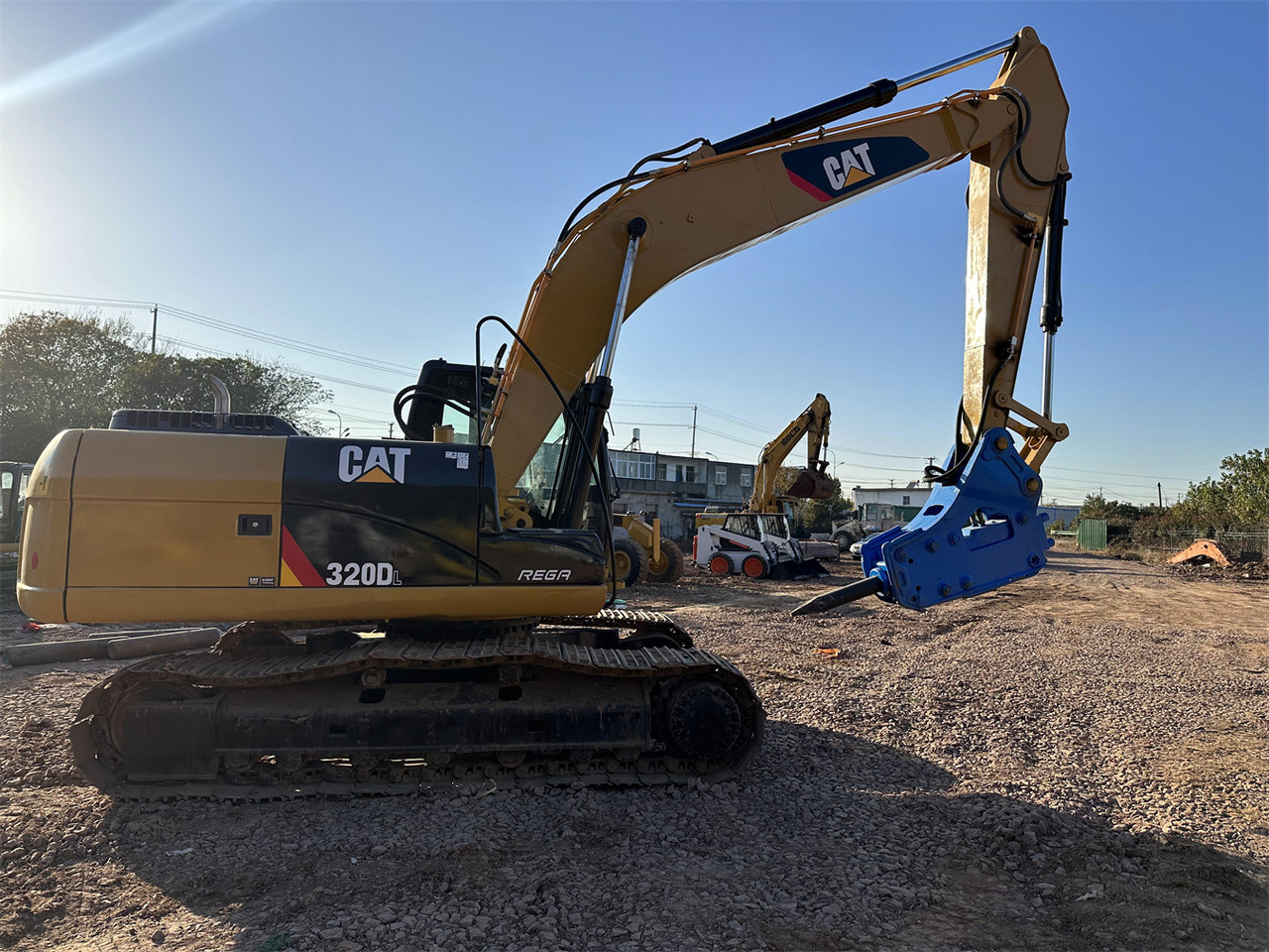 CAT 320DL - Excavator: picture 2 CAT 320DL - Excavator: picture 2