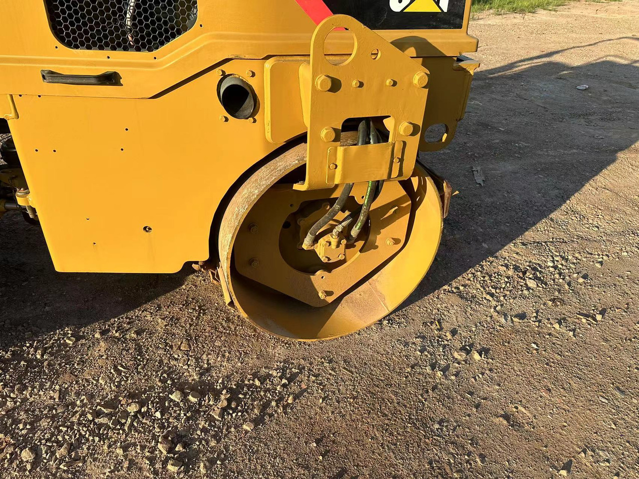 Roller CATERPILLAR CB24B: picture 8