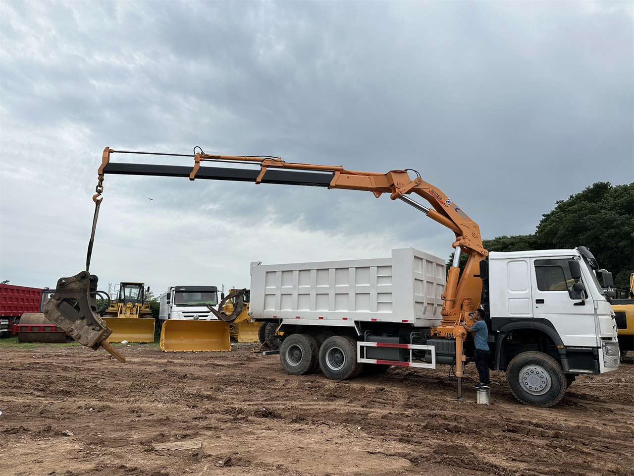HOWO 371 Mounted Crane Dump truck - Crane truck: picture 3 HOWO 371 Mounted Crane Dump truck - Crane truck: picture 3
