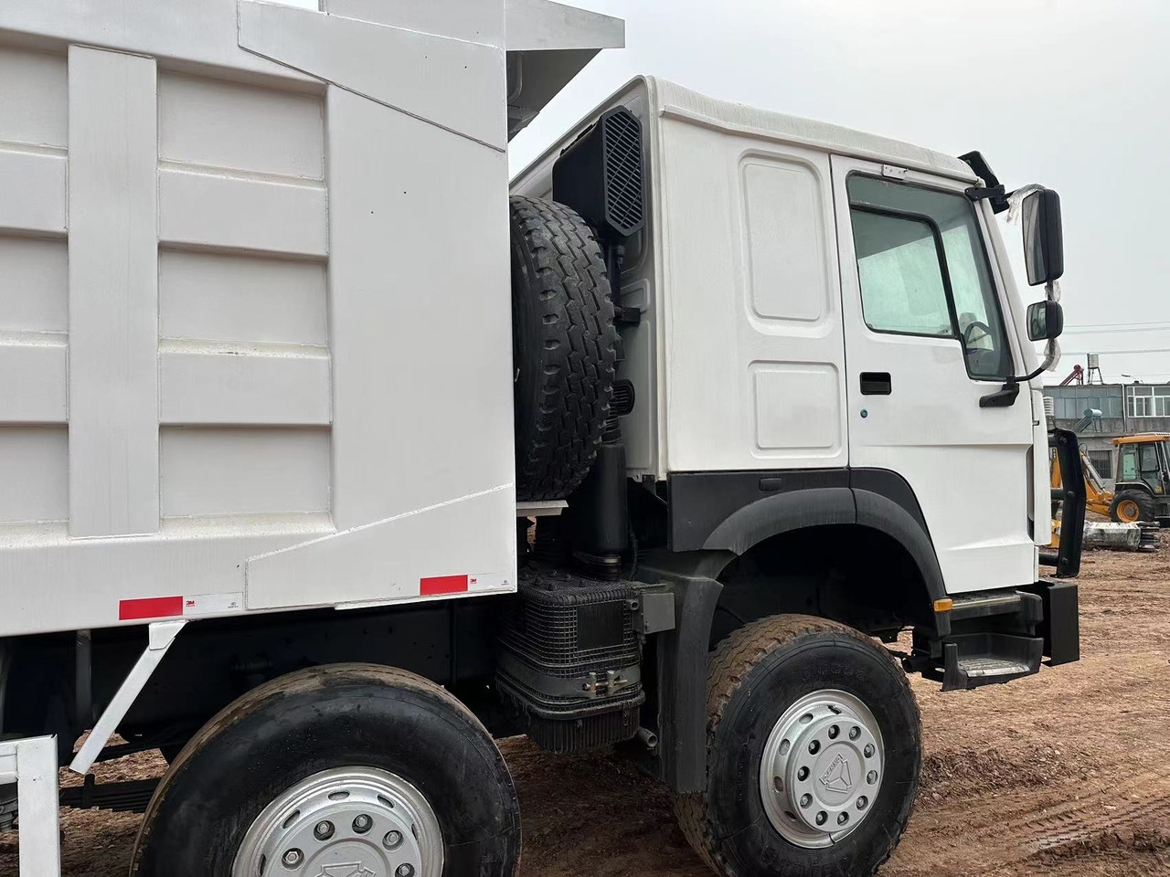 Tipper SINOTRUK HOWO 371 with Bumper: picture 9