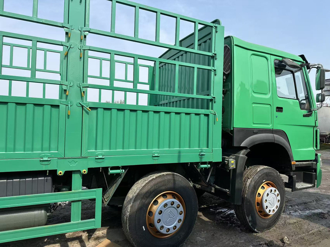 Dropside/ Flatbed truck for transportation of bulk materials SINOTRUK HOWO 420hp 8x4 fence truck: picture 7 Dropside/ Flatbed truck for transportation of bulk materials SINOTRUK HOWO 420hp 8x4 fence truck: picture 7