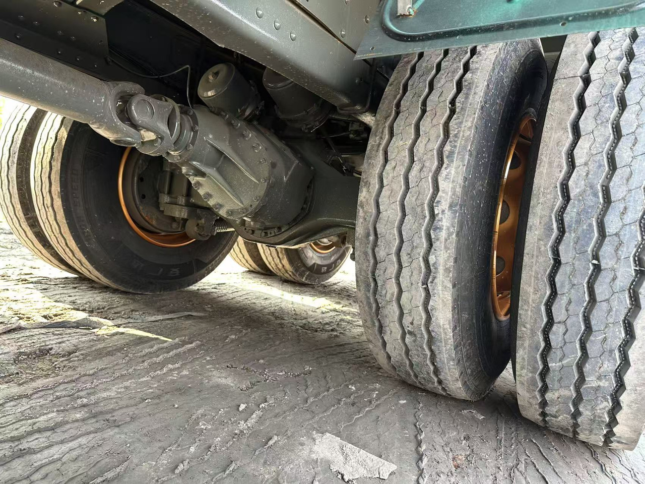 SINOTRUK HOWO 420hp 8x4 fence truck - Dropside/ Flatbed truck: picture 4 SINOTRUK HOWO 420hp 8x4 fence truck - Dropside/ Flatbed truck: picture 4