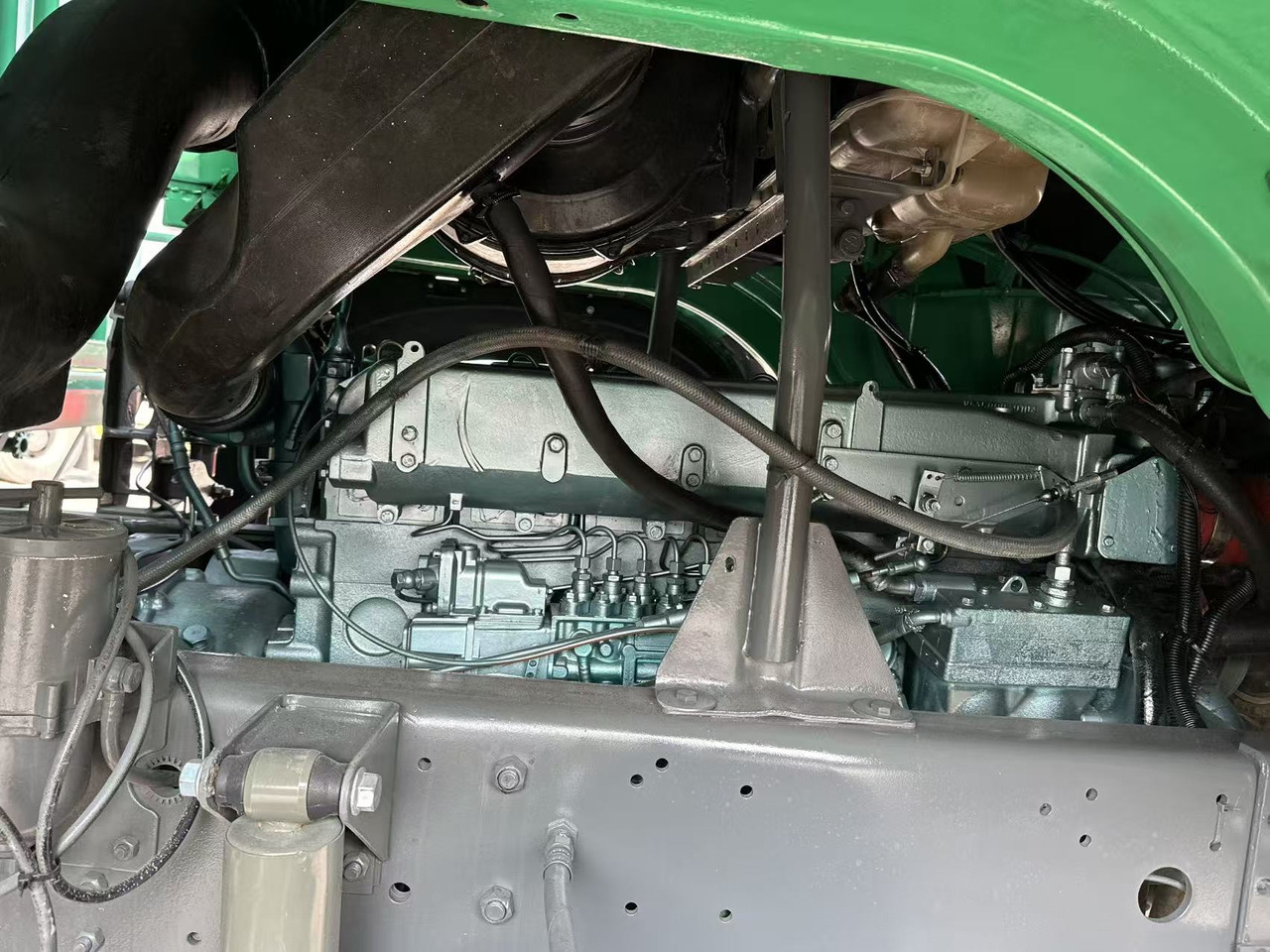 Dropside/ Flatbed truck for transportation of bulk materials SINOTRUK HOWO 420hp 8x4 fence truck: picture 9 Dropside/ Flatbed truck for transportation of bulk materials SINOTRUK HOWO 420hp 8x4 fence truck: picture 9