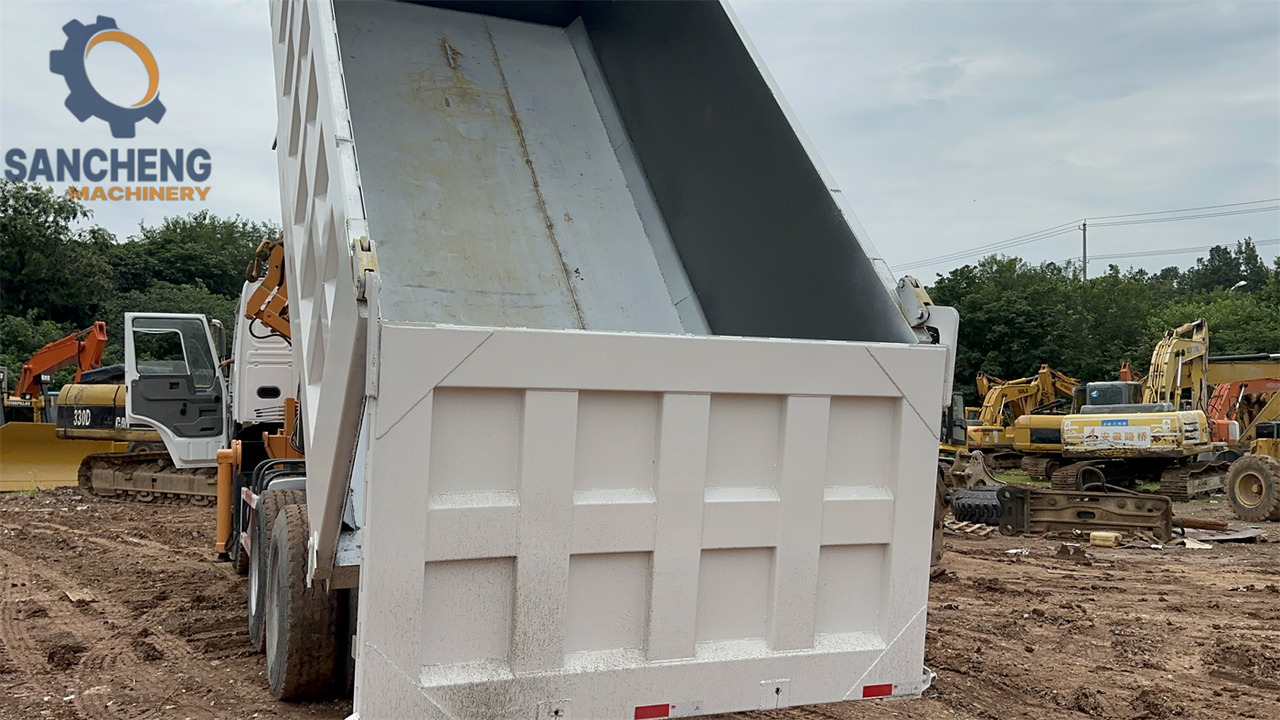 SINOTRUK Howo 371 6x4 crane truck on lease SINOTRUK Howo 371 6x4 crane truck: picture 9