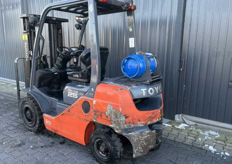 Toyota 8FGF25 - LPG forklift: picture 3 Toyota 8FGF25 - LPG forklift: picture 3