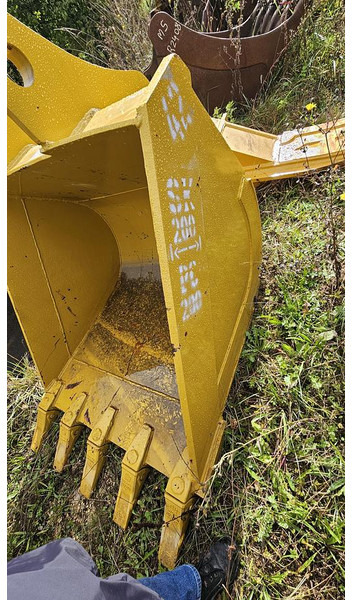 Komatsu PC200 - Bucket: picture 3 Komatsu PC200 - Bucket: picture 3