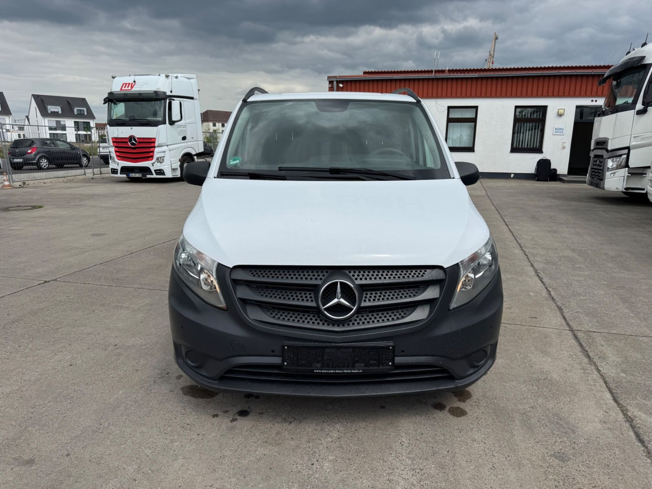 Mercedes-Benz VITO 111 CDI * LANG * KLIMA * SCHIEBETÜR R & L * - Passenger van: picture 2 Mercedes-Benz VITO 111 CDI * LANG * KLIMA * SCHIEBETÜR R & L * - Passenger van: picture 2