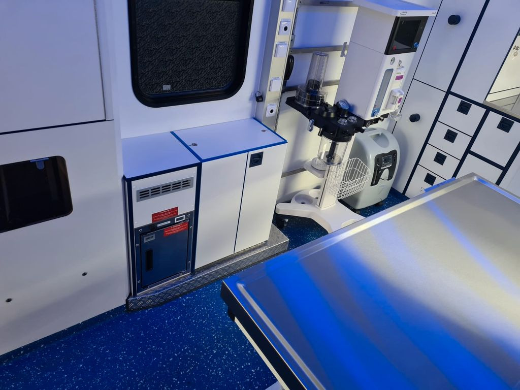 Mercedes-Benz RTW / Tierrettung / Tierarzt / OP Mercedes-Benz RTW / Tierrettung / Tierarzt / OP - Ambulance: picture 3 Mercedes-Benz RTW / Tierrettung / Tierarzt / OP Mercedes-Benz RTW / Tierrettung / Tierarzt / OP - Ambulance: picture 3