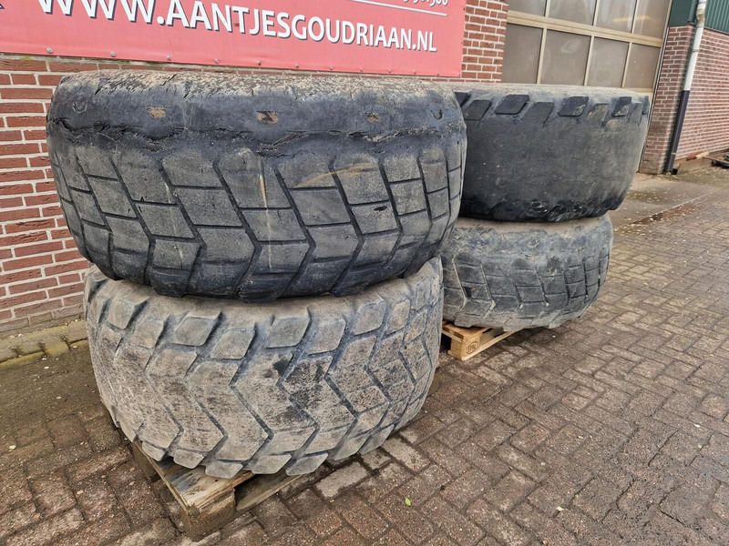 Michelin 24R20.5 - Tire for Agricultural machinery: picture 3 Michelin 24R20.5 - Tire for Agricultural machinery: picture 3