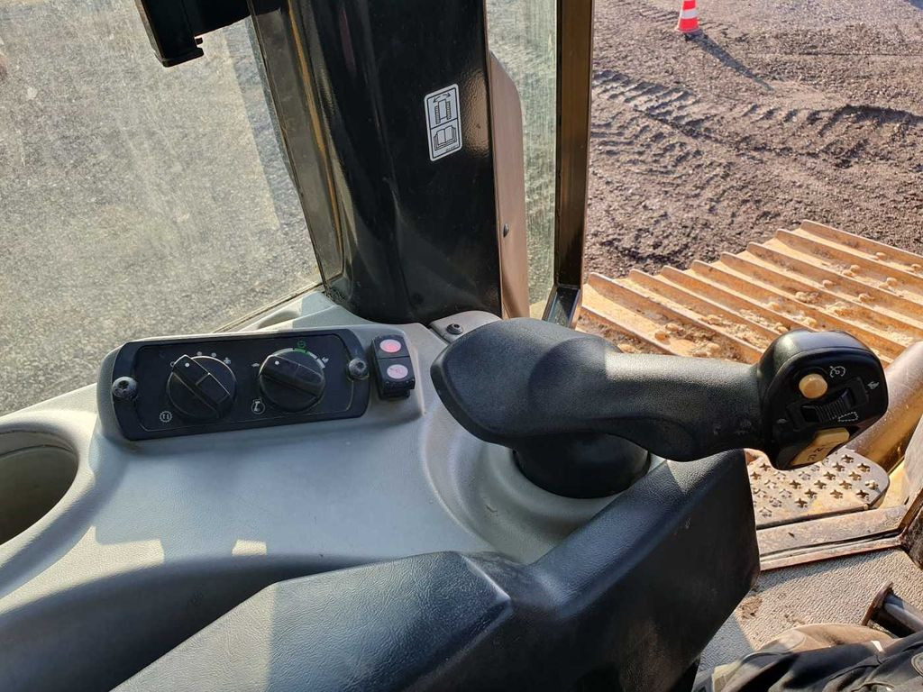 Bulldozer CAT D6N LGP / 7.374h / 6-Wege Klappschild / Bj: 2017: picture 12