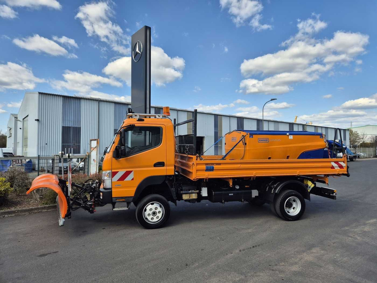 FUSO Canter 6C18 4x4 Kipper Winterdienst Schild 2xAHK - Tipper van: picture 4 FUSO Canter 6C18 4x4 Kipper Winterdienst Schild 2xAHK - Tipper van: picture 4