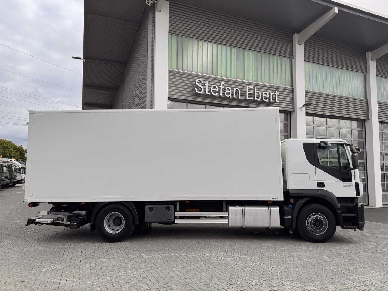 Iveco Stralis AT190S42/FP-D 4x2 Koffer+LBW faltbar AHK - Box truck: picture 5 Iveco Stralis AT190S42/FP-D 4x2 Koffer+LBW faltbar AHK - Box truck: picture 5
