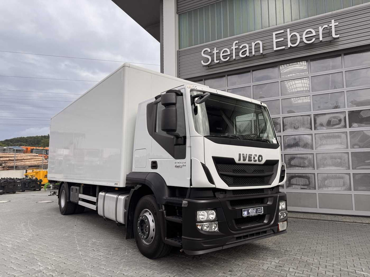 Iveco Stralis AT190S42/FP-D 4x2 Koffer+LBW faltbar AHK - Box truck: picture 3 Iveco Stralis AT190S42/FP-D 4x2 Koffer+LBW faltbar AHK - Box truck: picture 3