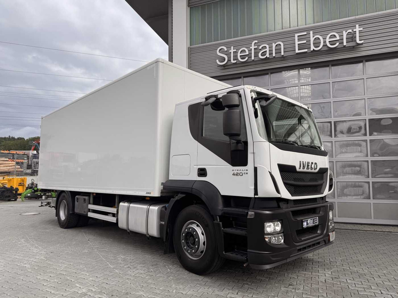 Iveco Stralis AT190S42/FP-D 4x2 Koffer+LBW faltbar AHK - Box truck: picture 1 Iveco Stralis AT190S42/FP-D 4x2 Koffer+LBW faltbar AHK - Box truck: picture 1