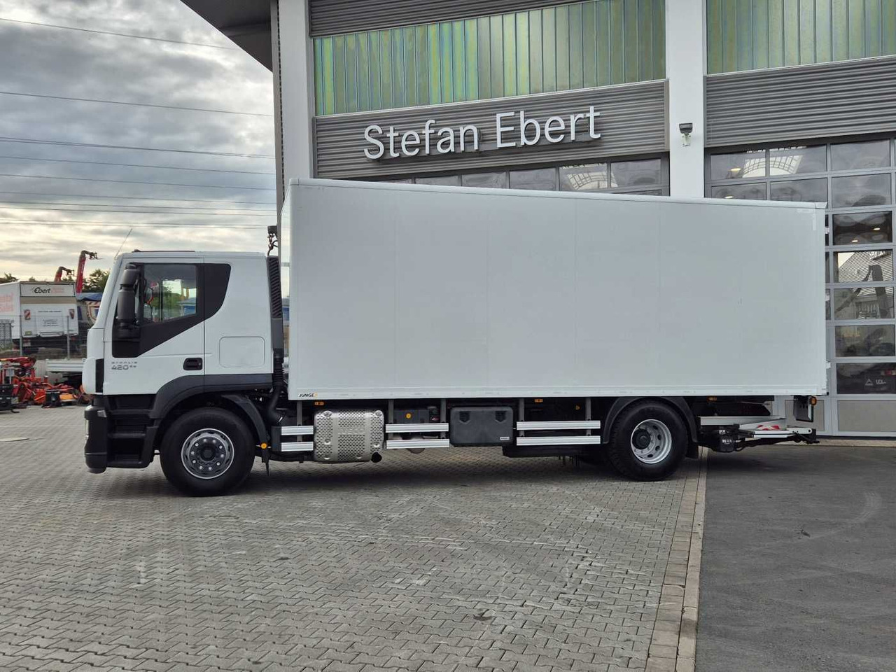 Iveco Stralis AT190S42 FP D HI-ROAD LBW faltbar EU6 - Box truck: picture 4 Iveco Stralis AT190S42 FP D HI-ROAD LBW faltbar EU6 - Box truck: picture 4