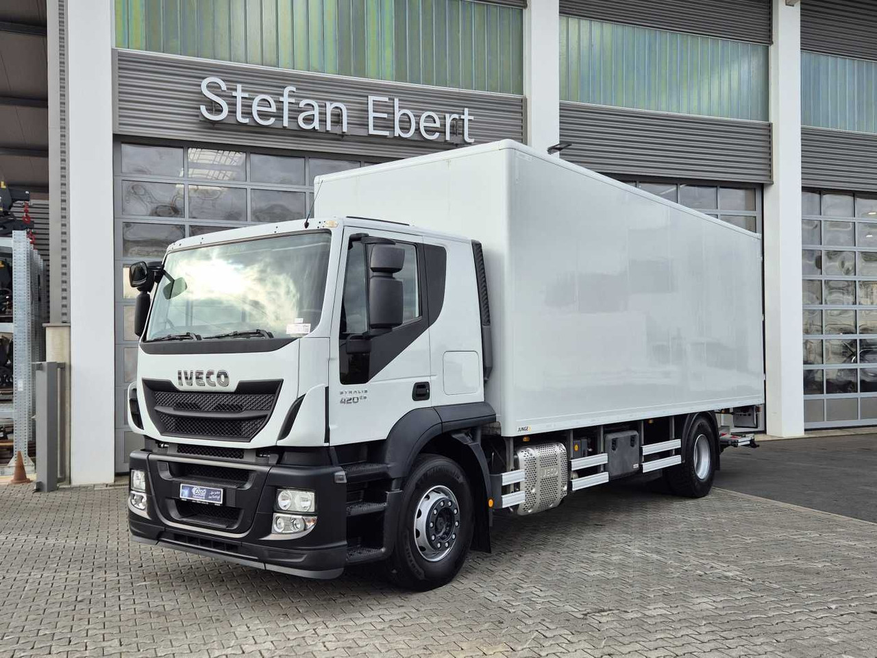 Iveco Stralis AT190S42 FP D HI-ROAD LBW faltbar EU6 - Box truck: picture 1 Iveco Stralis AT190S42 FP D HI-ROAD LBW faltbar EU6 - Box truck: picture 1