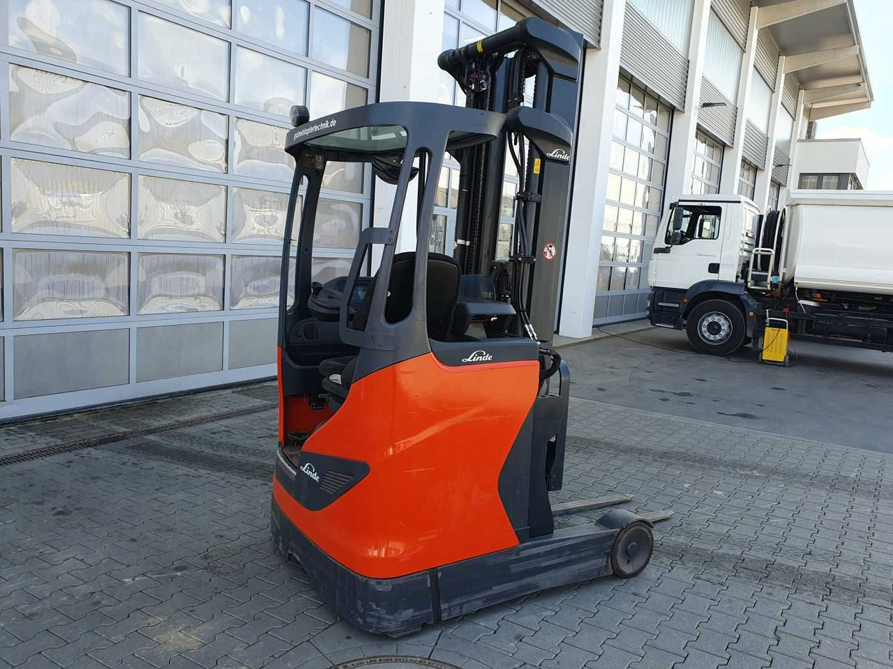 Linde R12B-01 / nur 2.394h! / Hubhöhe: 6m / 2015 - Reach truck: picture 4 Linde R12B-01 / nur 2.394h! / Hubhöhe: 6m / 2015 - Reach truck: picture 4