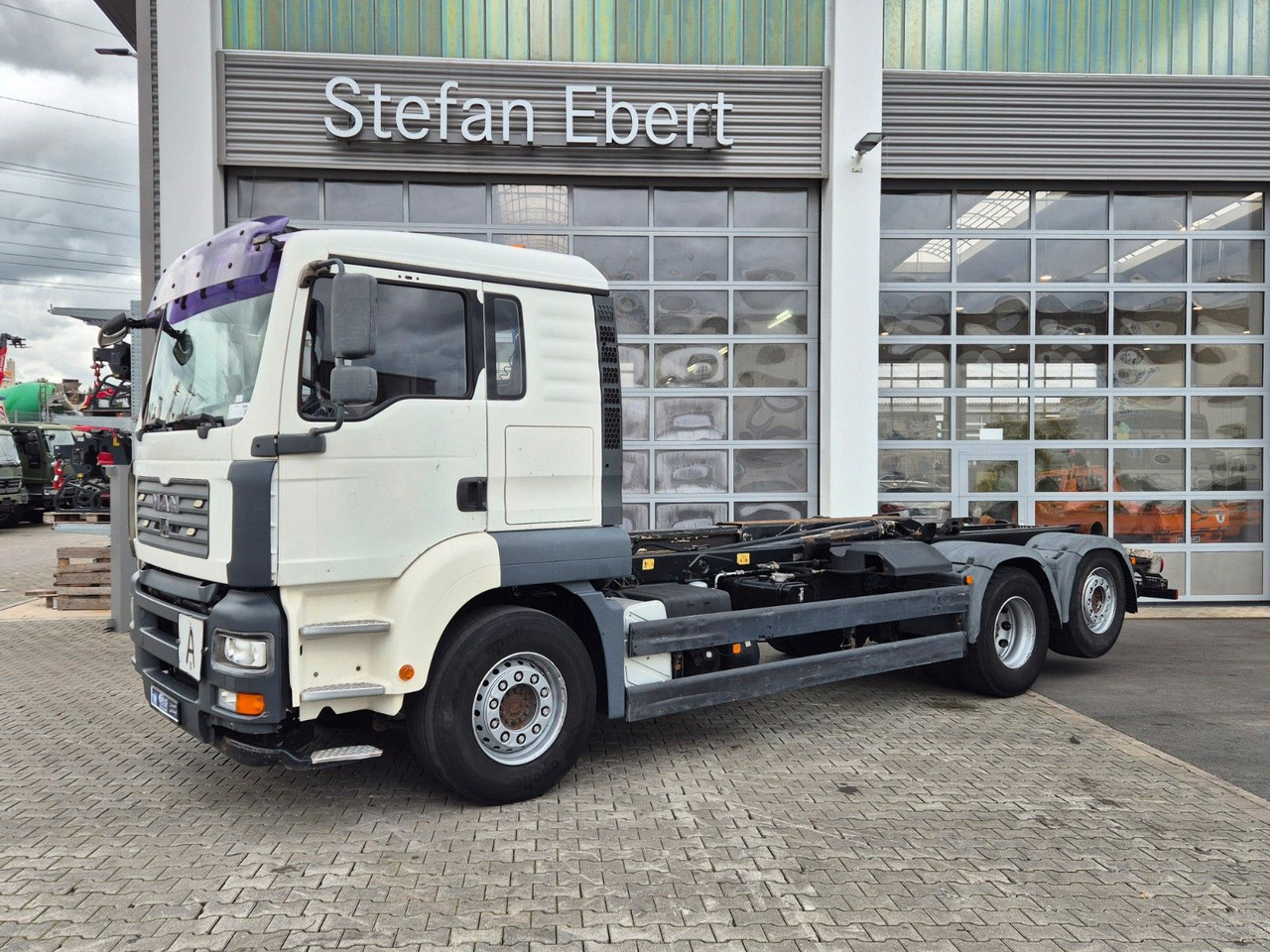 MAN TGA 26.440 6x2-2 BL Meiller RK 20.70 Bett - Hook lift truck: picture 4 MAN TGA 26.440 6x2-2 BL Meiller RK 20.70 Bett - Hook lift truck: picture 4