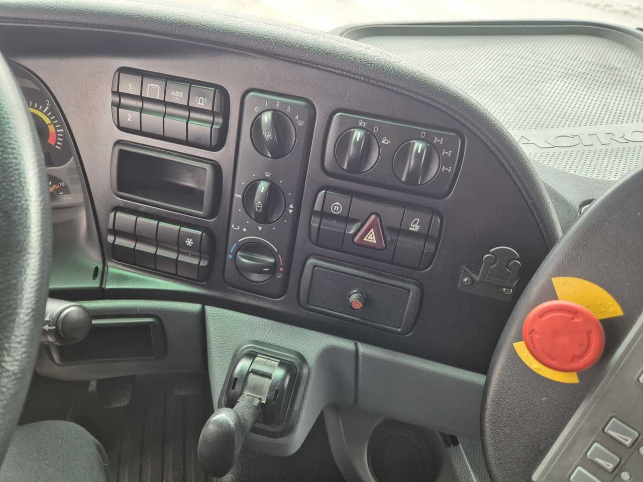 Road sweeper Mercedes-Benz Actros 2032 A 4x4 Bucher STKF 9500 Airport 30x: picture 13