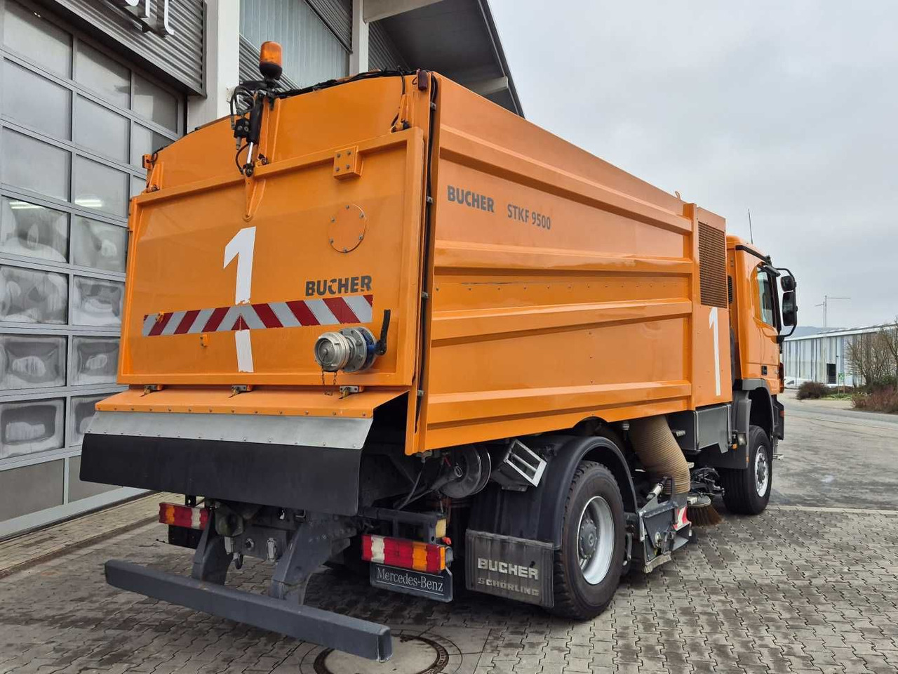 Road sweeper Mercedes-Benz Actros 2032 A 4x4 Bucher STKF 9500 Airport: picture 7