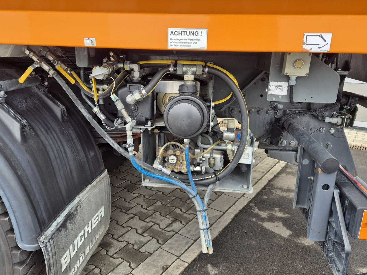 Road sweeper Mercedes-Benz Actros 2032 A 4x4 Bucher STKF 9500 Airport: picture 15