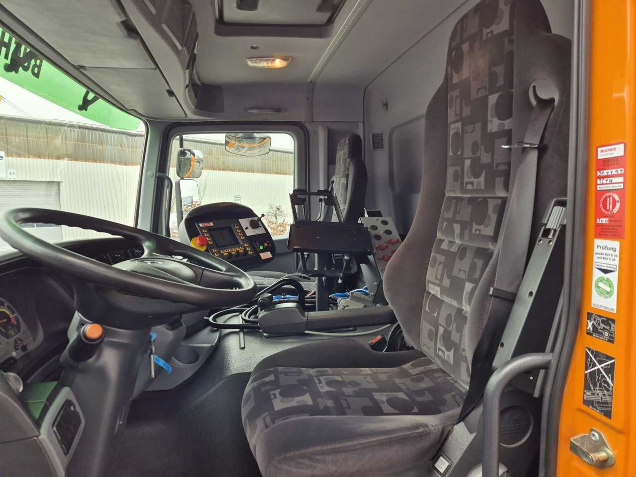 Road sweeper Mercedes-Benz Actros 2032 A 4x4 Bucher STKF 9500 Airport: picture 11