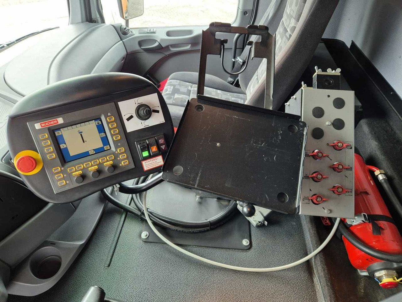 Road sweeper Mercedes-Benz Actros 2032 A 4x4 Bucher STKF 9500 Airport: picture 12