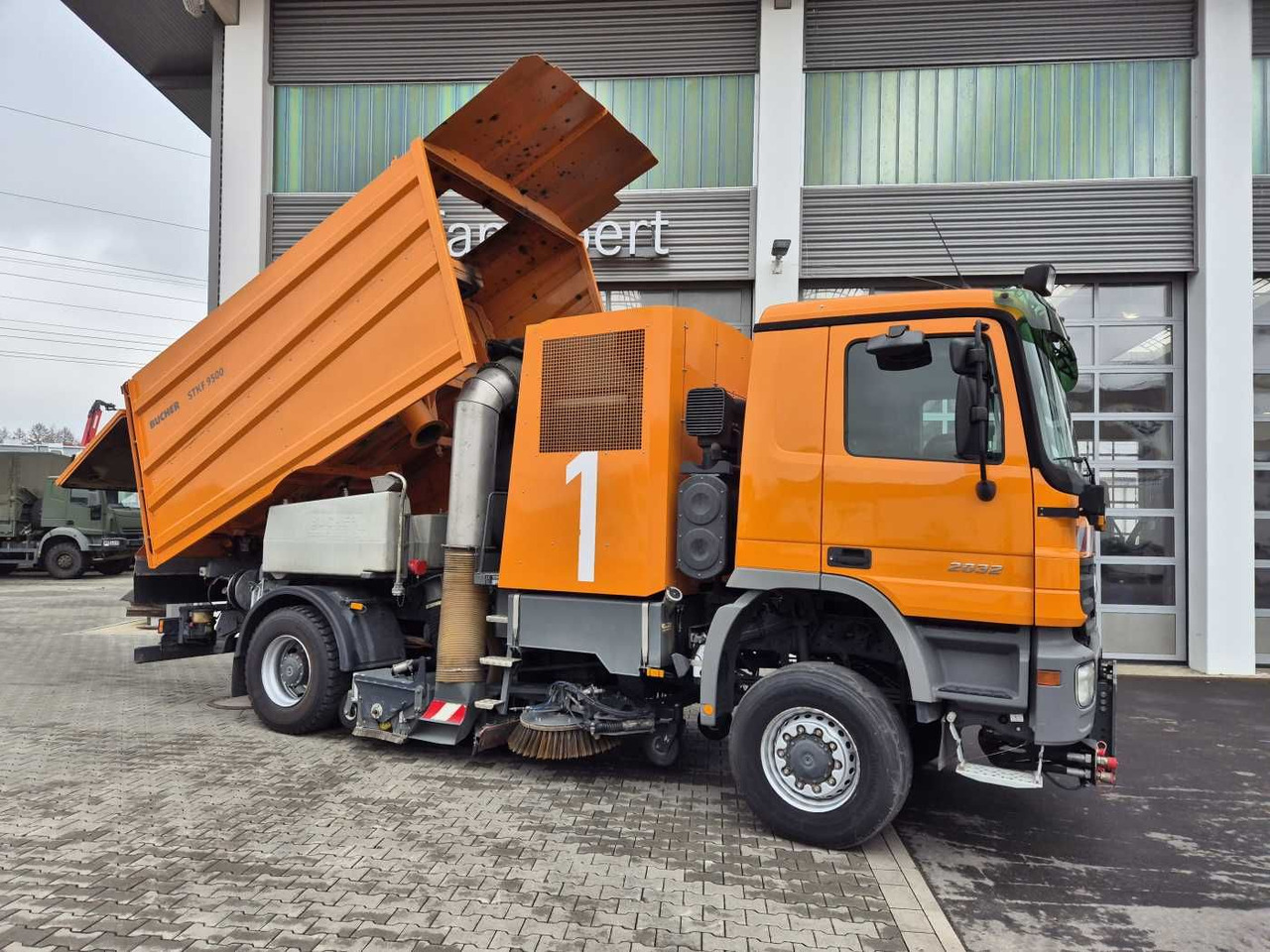 Road sweeper Mercedes-Benz Actros 2032 A 4x4 Bucher STKF 9500 Airport: picture 8