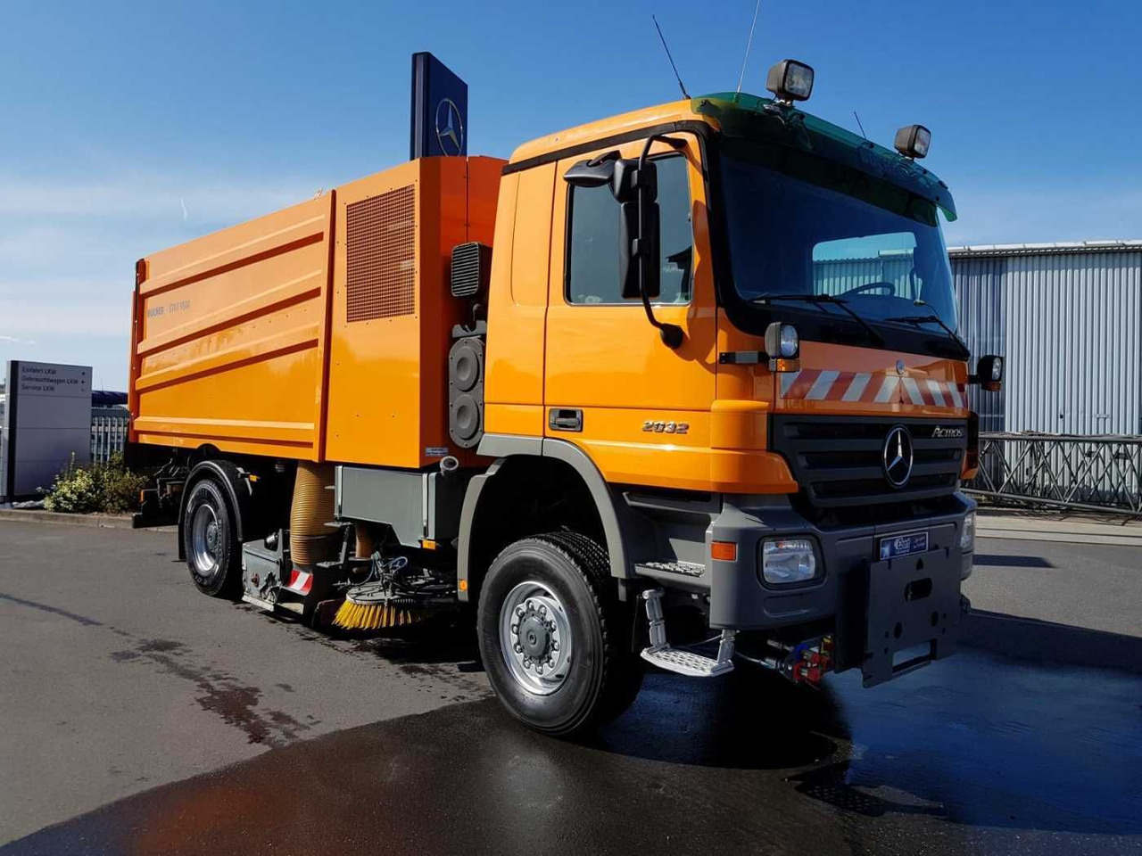 Mercedes-Benz Actros 2032 A 4x4 Bucher STKF 9500 Airport - Road sweeper: picture 4 Mercedes-Benz Actros 2032 A 4x4 Bucher STKF 9500 Airport - Road sweeper: picture 4