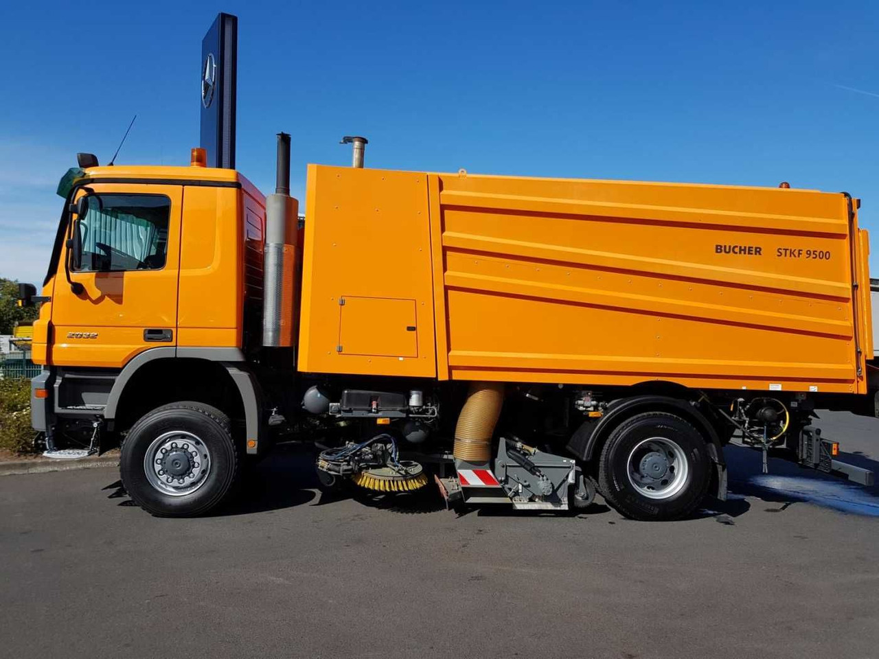 Mercedes-Benz Actros 2032 A 4x4 Bucher STKF 9500 Airport - Road sweeper: picture 5 Mercedes-Benz Actros 2032 A 4x4 Bucher STKF 9500 Airport - Road sweeper: picture 5