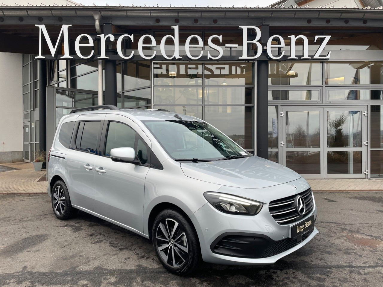 Mercedes-Benz T 180 d Progressive Edition Kamera LED MBUX SHZ - Car: picture 1 Mercedes-Benz T 180 d Progressive Edition Kamera LED MBUX SHZ - Car: picture 1