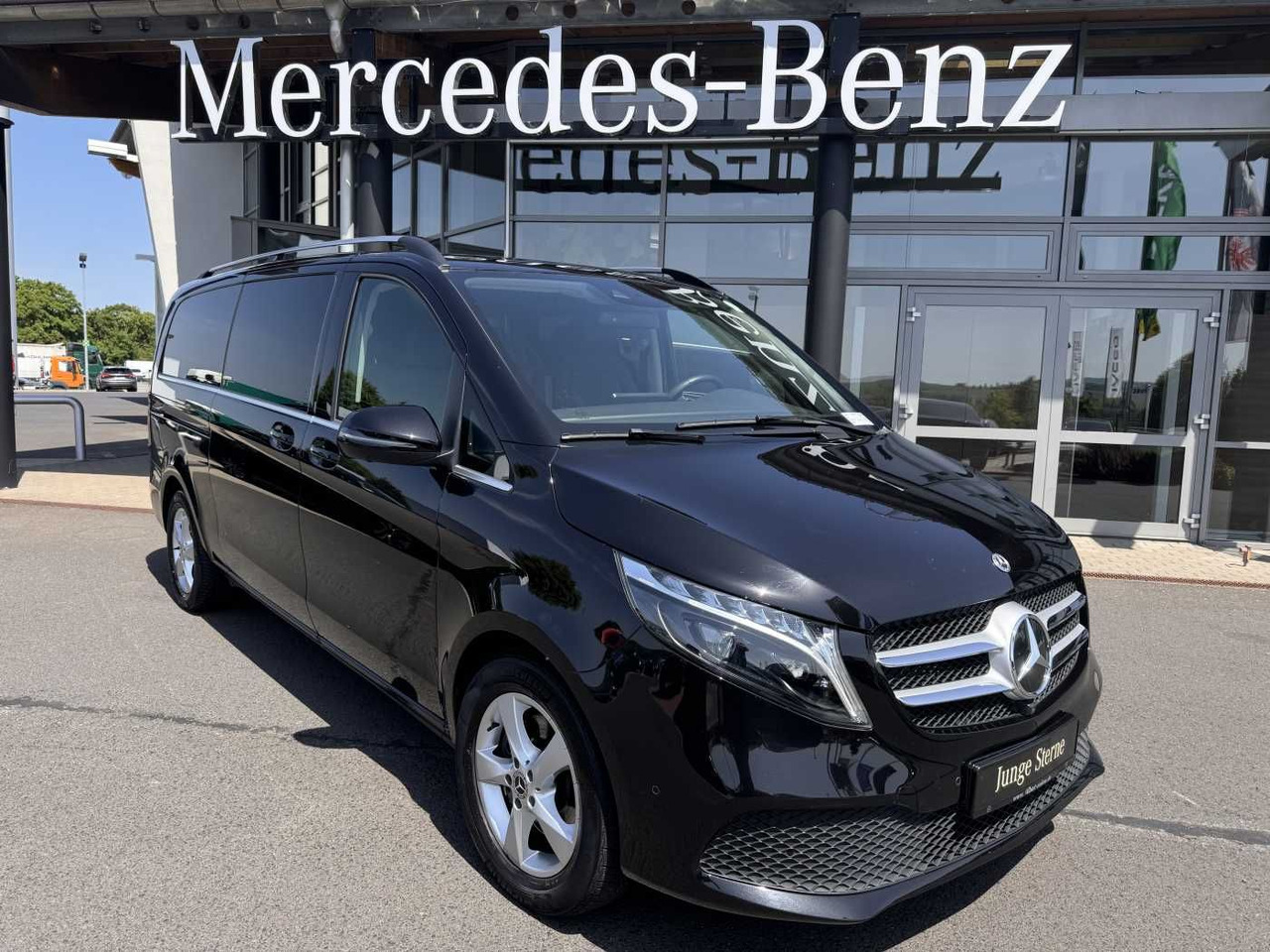 Mercedes-Benz V 300 d 4MATIC AVA 3430 AHK2,5 DISTRONIC 360 - Passenger van: picture 1 Mercedes-Benz V 300 d 4MATIC AVA 3430 AHK2,5 DISTRONIC 360 - Passenger van: picture 1