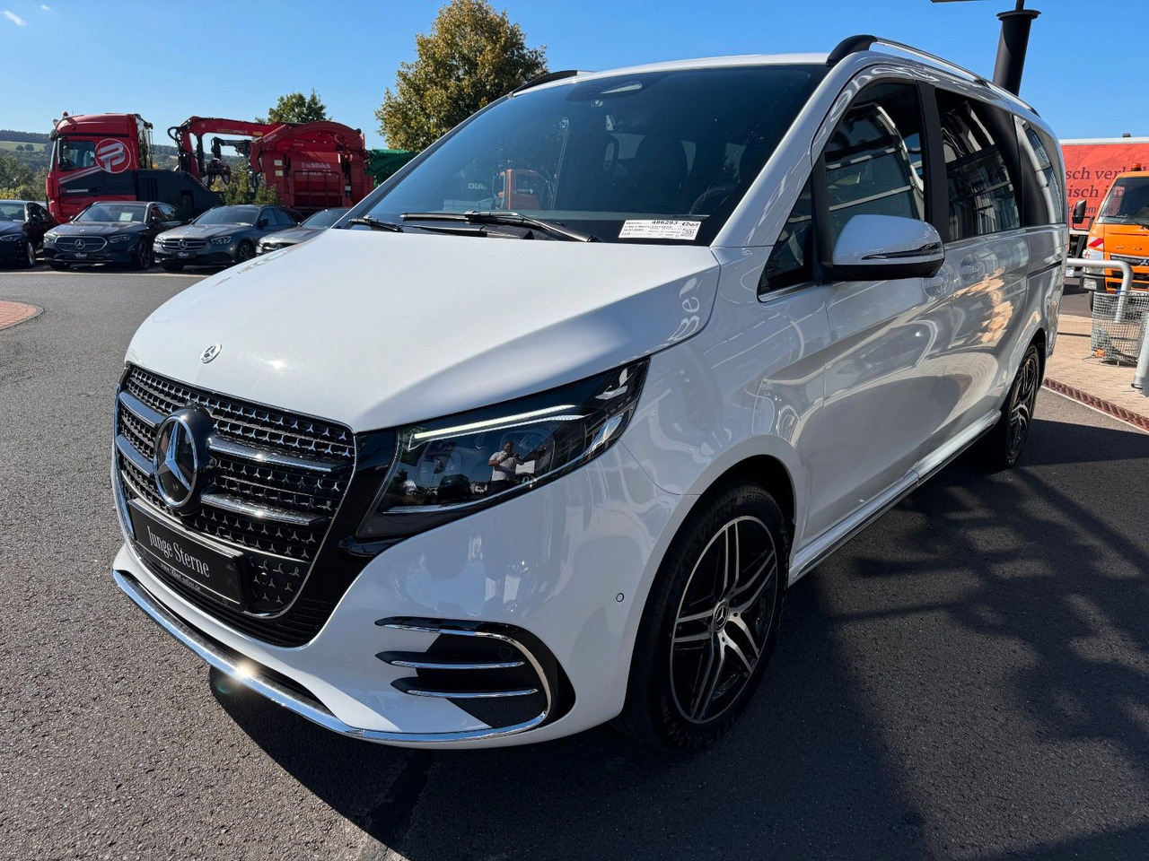 Mercedes-Benz V 300 d 4MATIC EXCLUSIVE AMG Tische AHK2,5to - Passenger van: picture 3 Mercedes-Benz V 300 d 4MATIC EXCLUSIVE AMG Tische AHK2,5to - Passenger van: picture 3