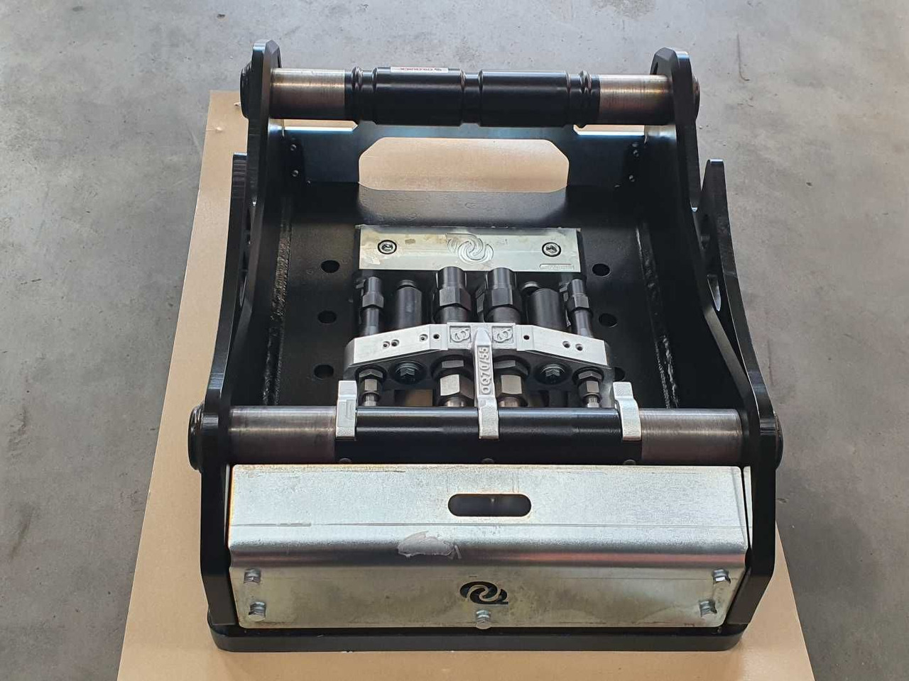 OilQuick OQ70/55 Adapterplatte für Westtech NEU - Quick coupler: picture 3 OilQuick OQ70/55 Adapterplatte für Westtech NEU - Quick coupler: picture 3