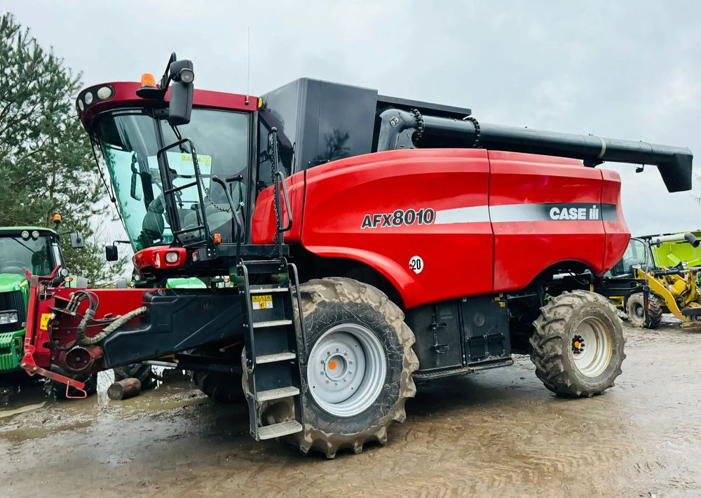 Case IH AFH 8010 - Combine harvester: picture 1 Case IH AFH 8010 - Combine harvester: picture 1