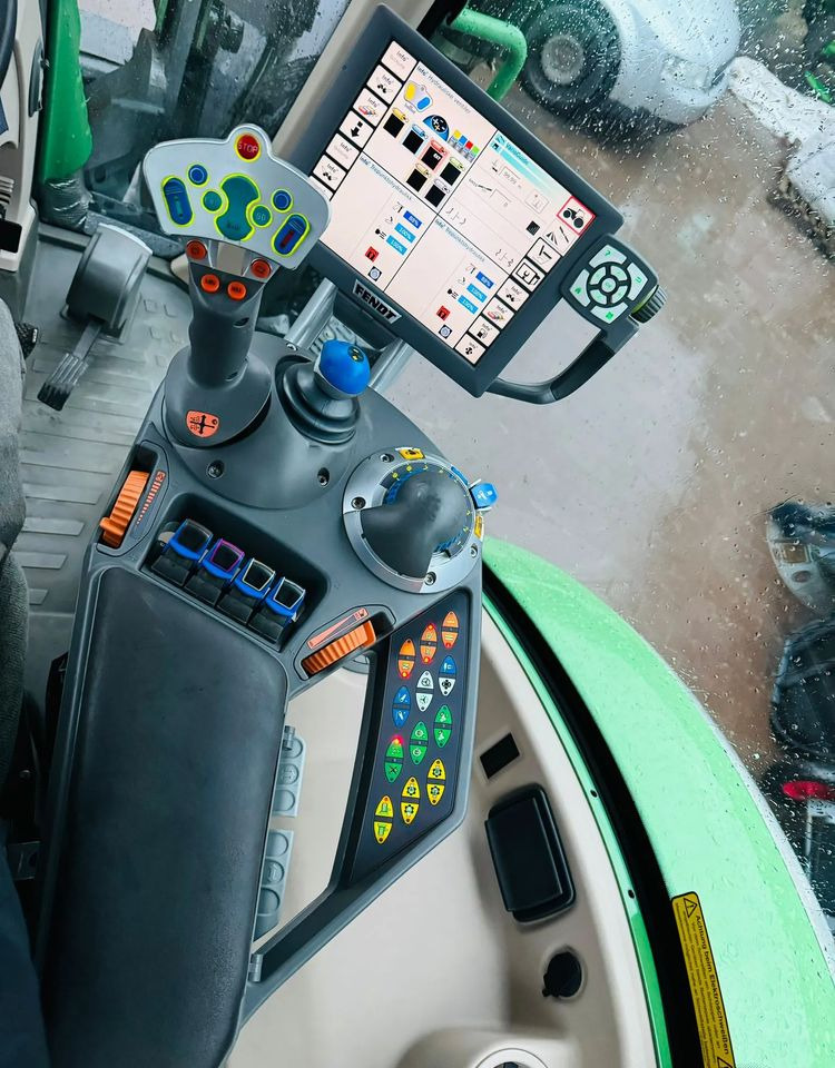 Farm tractor Fendt 724: picture 17