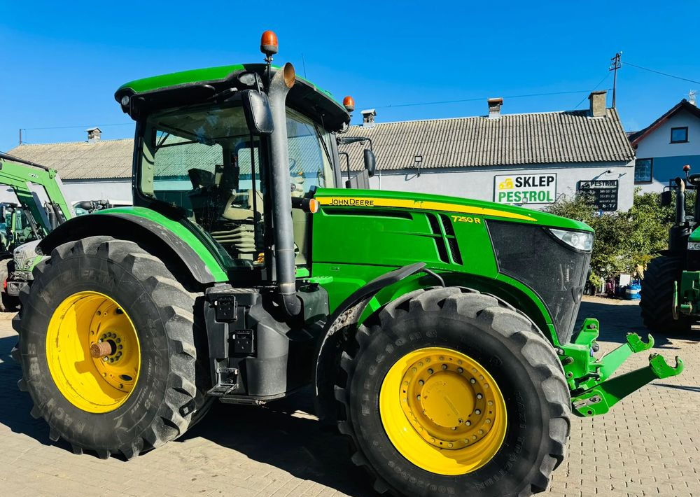 John Deere 7250R - Farm tractor: picture 3 John Deere 7250R - Farm tractor: picture 3