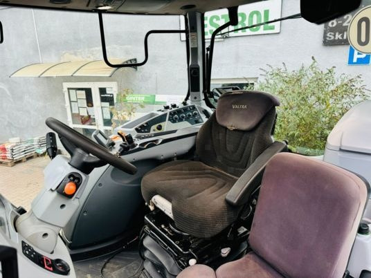 Farm tractor Valtra T174: picture 9