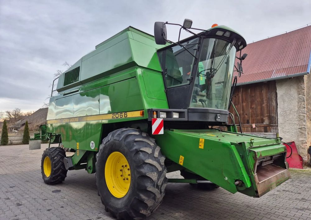 John Deere 2066 - Combine harvester: picture 2 John Deere 2066 - Combine harvester: picture 2