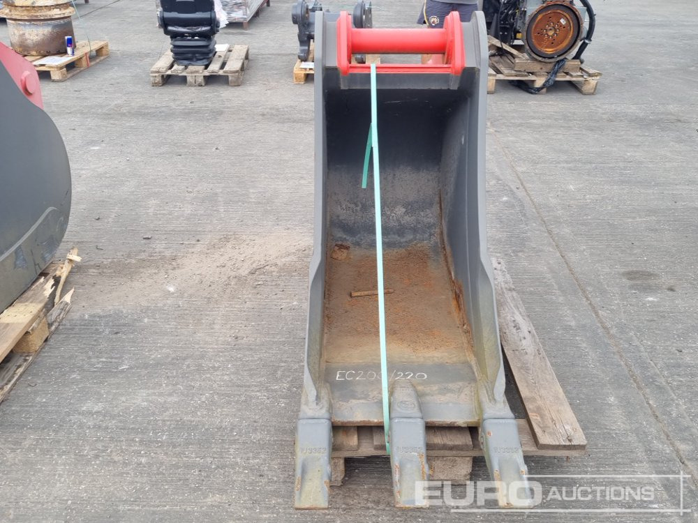 201 Miller 24" Digging Bucket 80mm Pin to suit 20 Ton Excavator - Bucket: picture 2 201 Miller 24" Digging Bucket 80mm Pin to suit 20 Ton Excavator - Bucket: picture 2